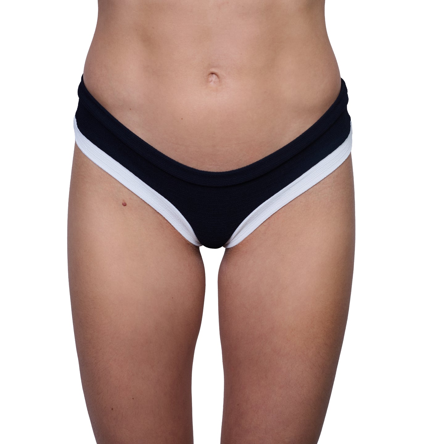 Bottom De Bikini Tiro Medio Sin Elastico Agustina Rib Trenzado Negro Contorno Inferior Blanco