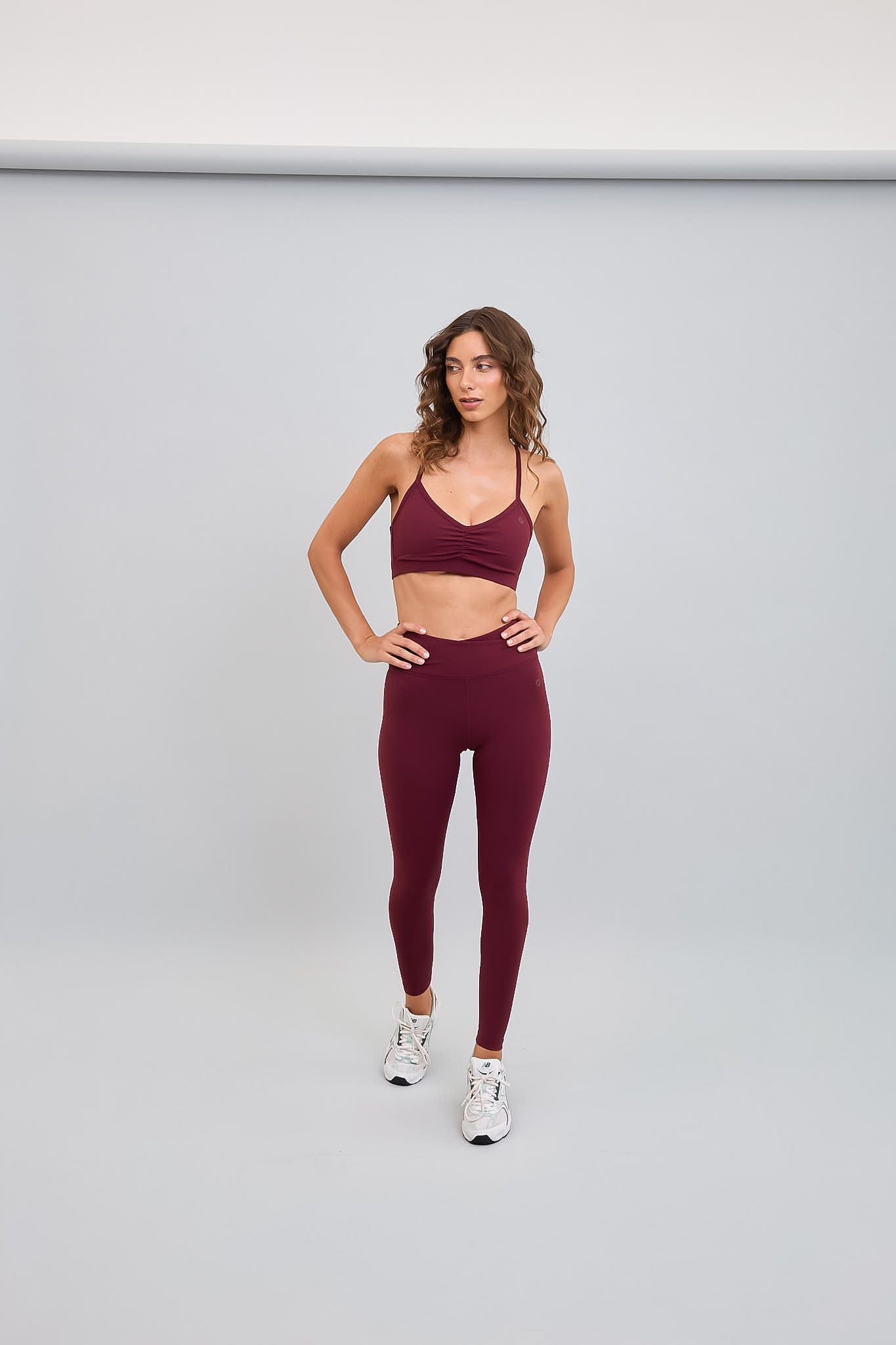 Calza Deportiva 7/8 Pretina Cruzada Tinto