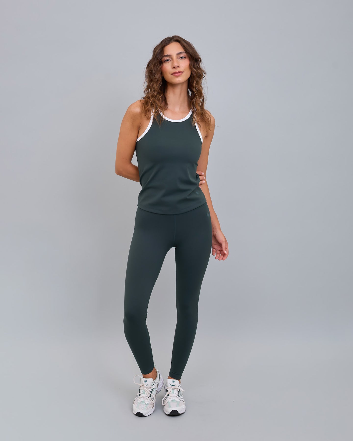 Polera Deportiva Elasticada Sin Mangas Emilia Verde Crema