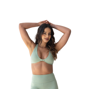 Peto Deportivo en V Con Broche Kate Pistacho