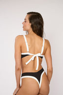 Top de Bikini Escote Redondo Francesca Rib Trenzado Negro Contorno Superior Blanco