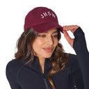 Gorro Tipo Jockey Bordado JHSW Burdeo Blanco