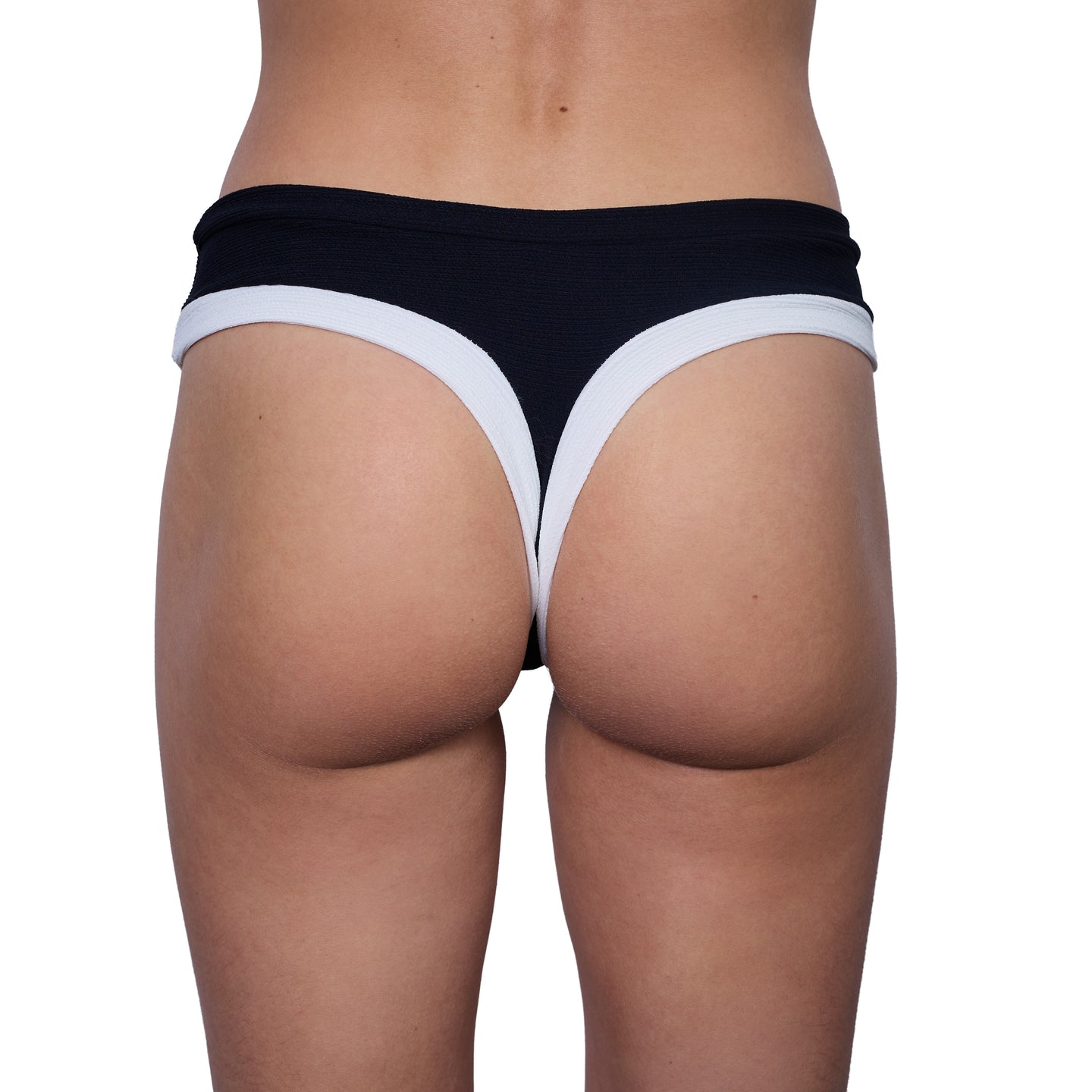 Bottom De Bikini Tiro Medio Sin Elastico Agustina Rib Trenzado Negro Contorno Inferior Blanco