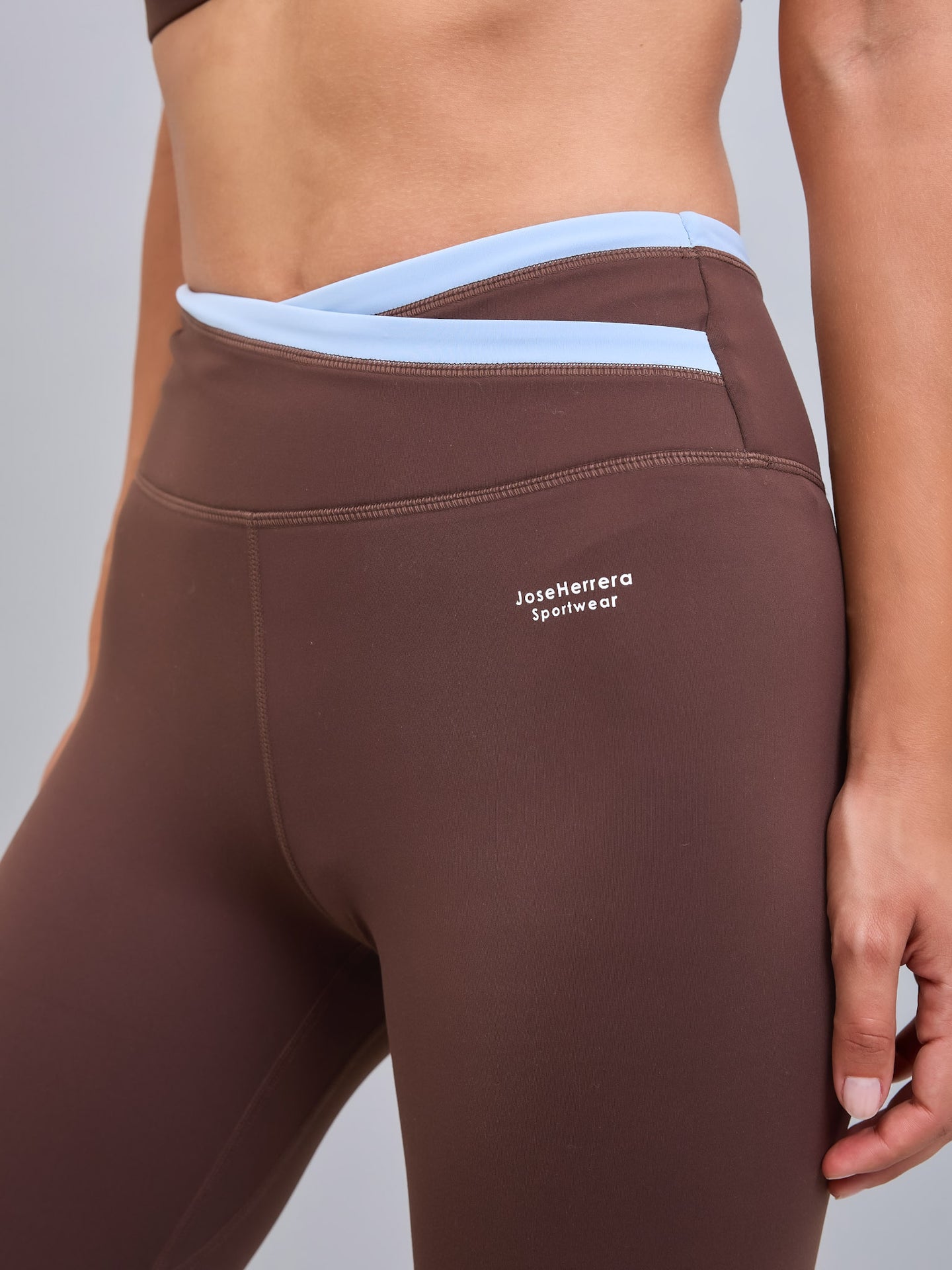Calza Deportiva Mujer 7/8 Pretina Cruzada Bicolor Chocolate Celeste