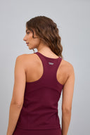 Polera Deportiva Elasticada Sin Mangas Emilia Tinto
