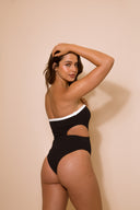Traje De Baño Entero Trikini Cortes Olimpia  Rib Trenzado Negro Blanco