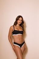 Bottom De Bikini Tiro Medio Sin Elastico Agustina Rib Trenzado Negro Contorno Inferior Blanco