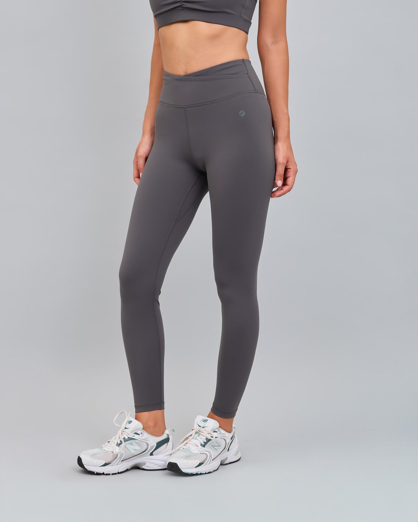 Calza Deportiva 7/8 Pretina Cruzada Gris Oscuro