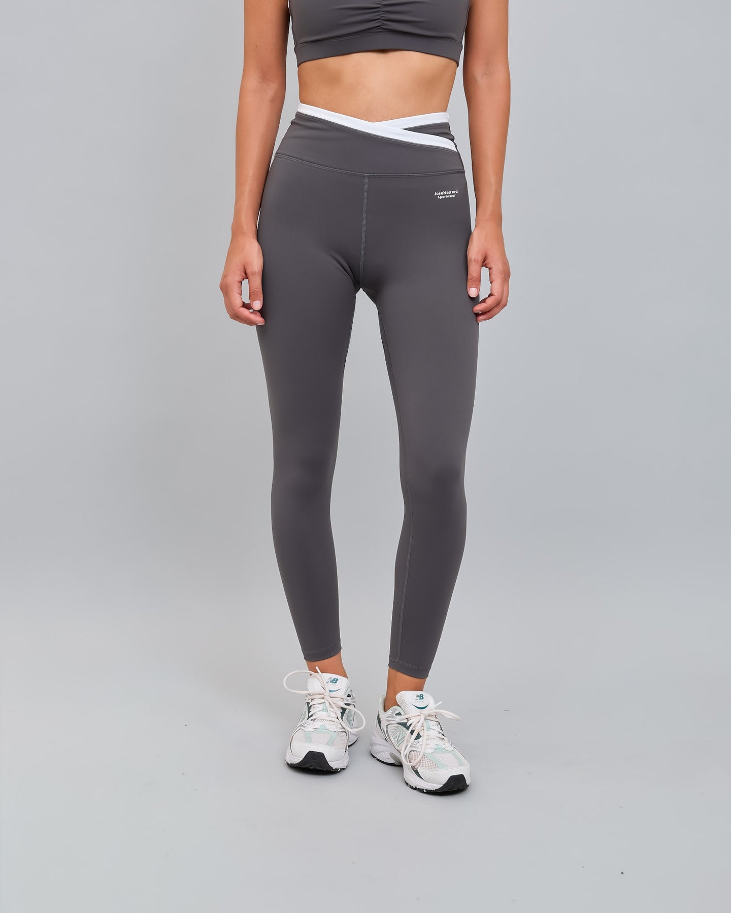 Calza Deportiva Mujer 7/8 Pretina Cruzada Bicolor Gris Blanco