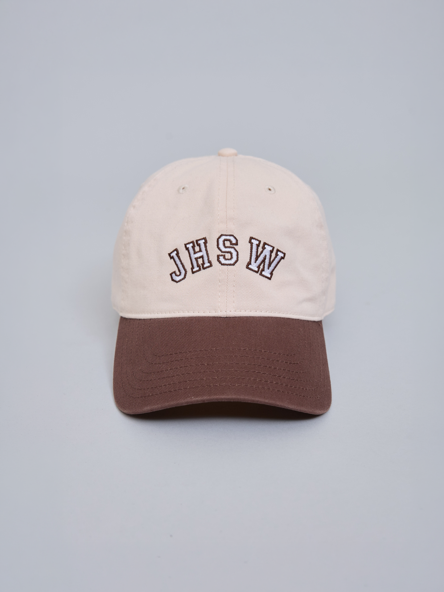 Gorro Tipo Jockey Bordado JHSW Crema Cafe Blanco